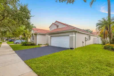 1315 Bayview Cir, Weston: photo 1 of 45