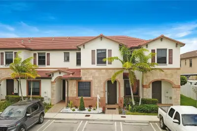 10628 W 33rd Way, Hialeah: photo 1 of 22
