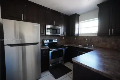 1880 SW 17th Ave, Miami: photo 1 of 21