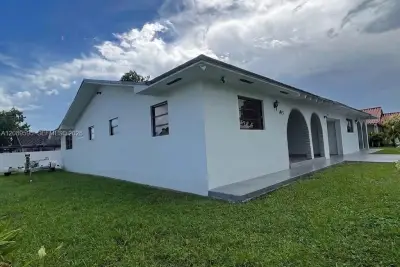 1400 W 39th Pl, Hialeah: photo 1 of 27