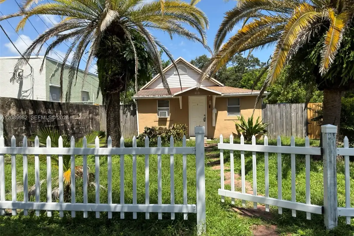113 SE 4th St, Hallandale Beach: photo 1 of 5