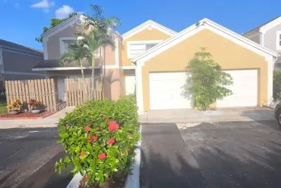 1393 NW 124th Ave, Pembroke Pines: photo 1 of 16