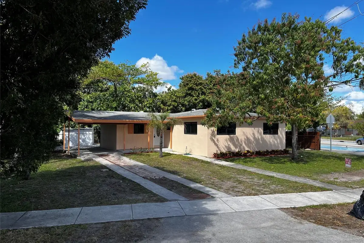 285 NE 43rd St, Deerfield Beach: photo 1 of 17