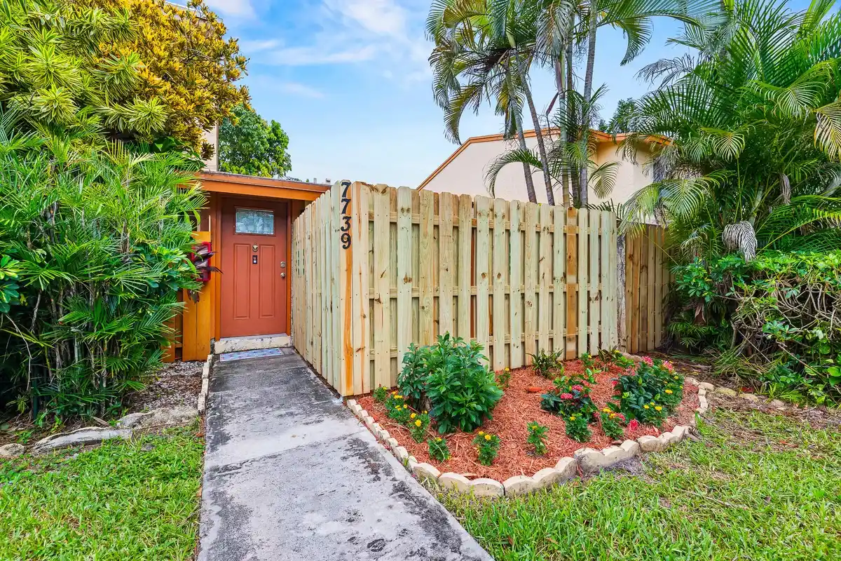 7739 Balboa St, Sunrise: photo 1 of 29