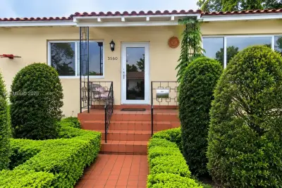3560 NW 19th St, Miami: photo 1 of 12