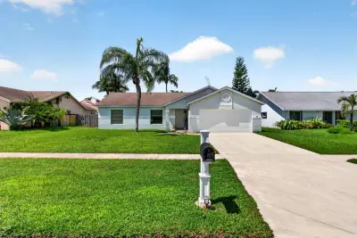 39 Cedar Cir, Boynton Beach: photo 1 of 68
