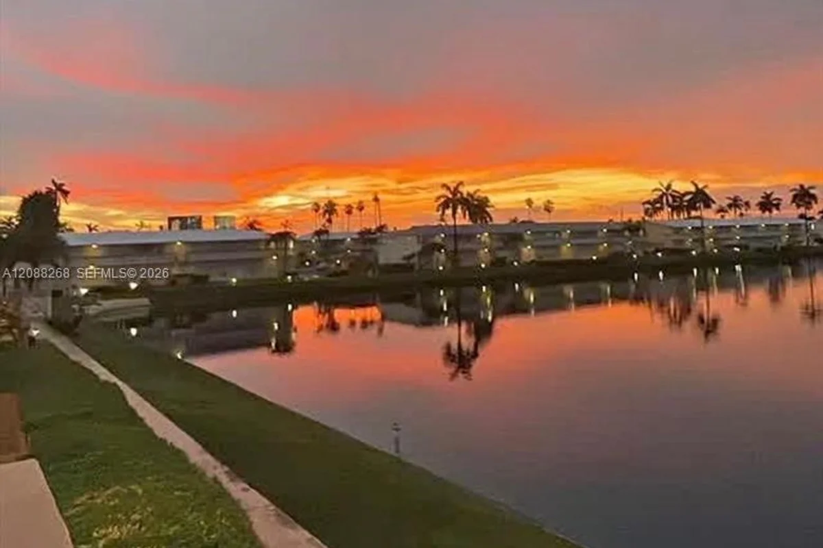 1030 SW 11 St #M20, Hallandale Beach: photo 1 of 30