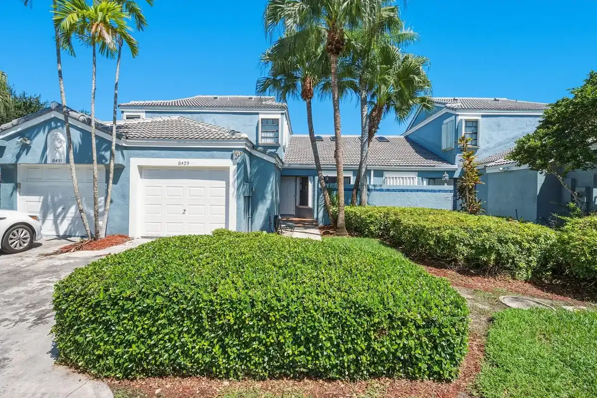 8429 Waterford Cir, Tamarac: photo 1 of 30