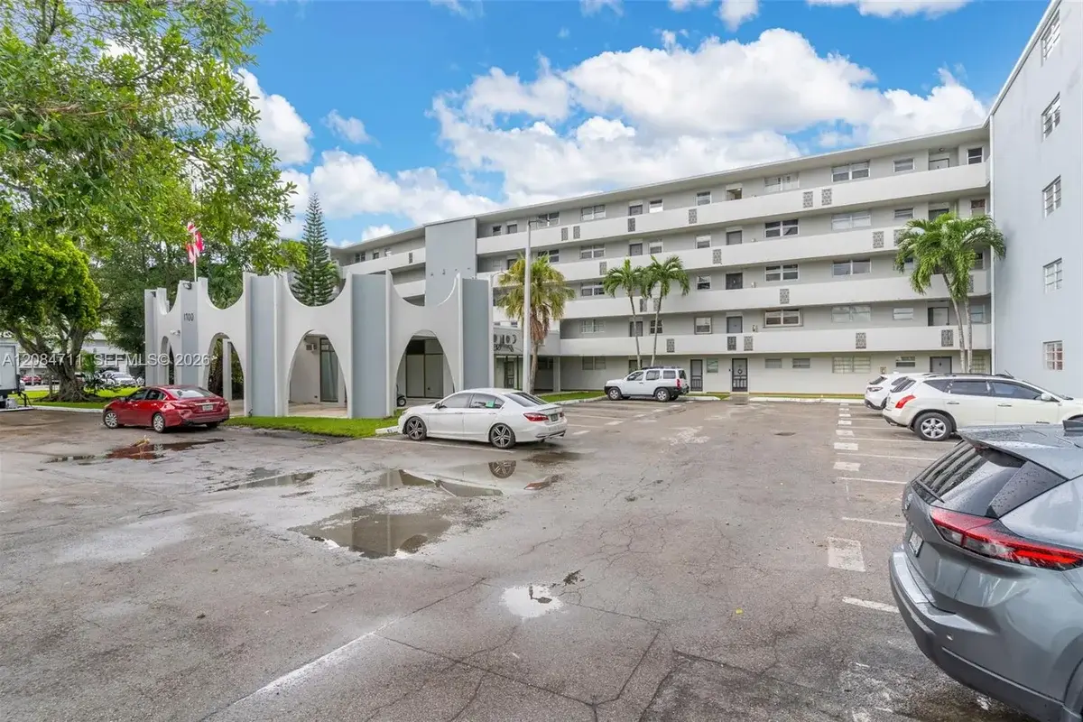 1700 NE 191st St #508, Miami: photo 1 of 31