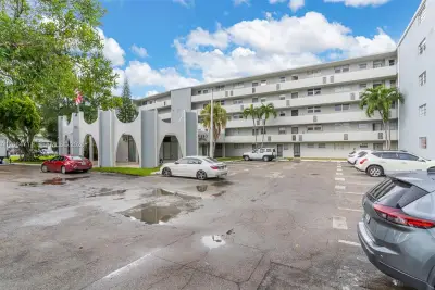 1700 NE 191st St #508, Miami: photo 1 of 31