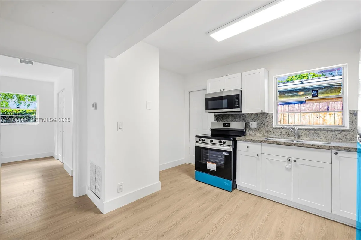 2033 Dewey St, Hollywood: photo 1 of 31