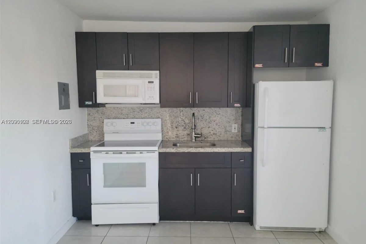 5655 Johnson St #2, Hollywood: photo 1 of 8