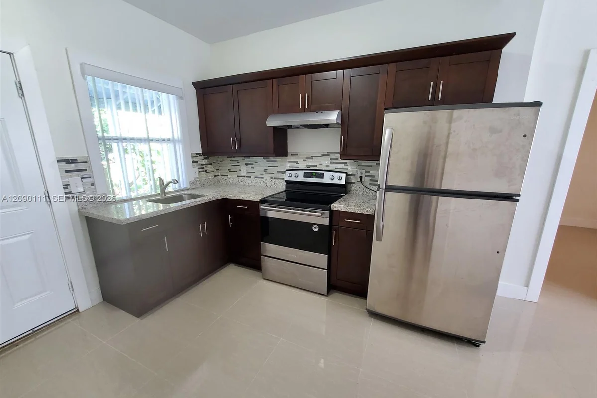 Apartment in Hollywood: photo 1 of 8
