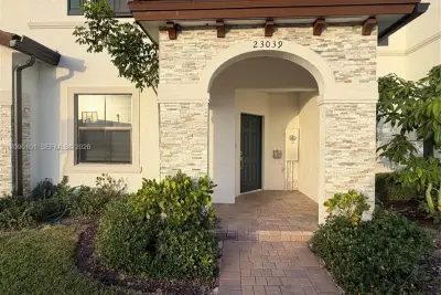 Villa in Cutler Bay: photo 1 of 5