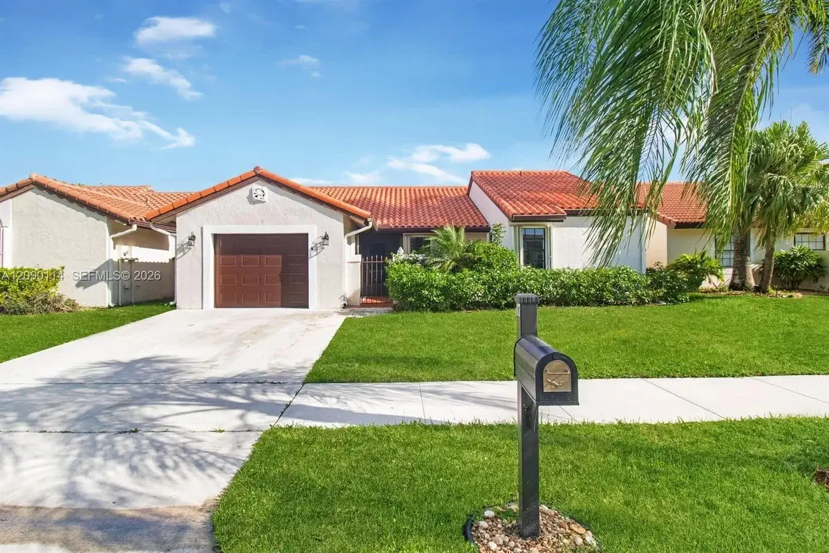 17 Columbia Ct, Deerfield Beach: photo 1 of 56