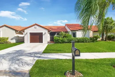 17 Columbia Ct, Deerfield Beach: photo 1 of 56