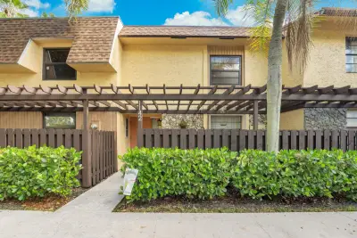1142 N University Dr, Plantation: photo 1 of 32