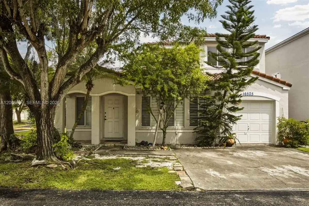 16525 SW 97th Ter, Miami: photo 1 of 15