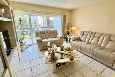 30 NW 87th Ave #C219, Miami: photo 1 of 42