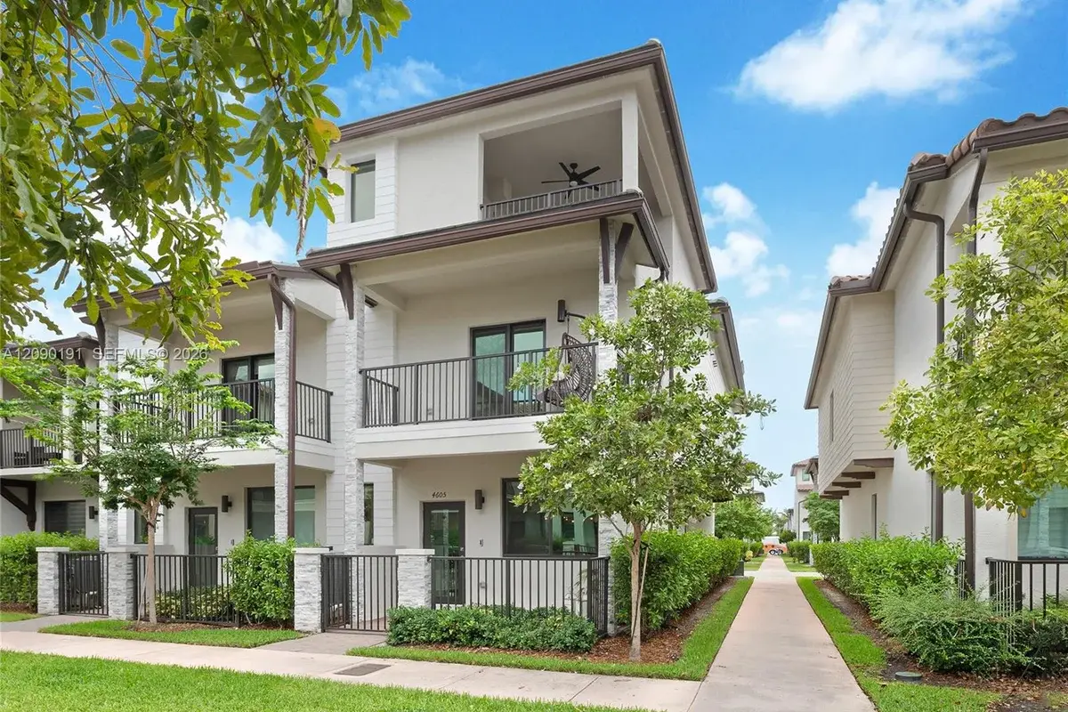 4605 NW 83rd Path, Doral: photo 1 of 30