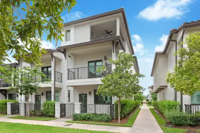4605 NW 83rd Path, Doral: photo 1 of 30