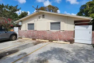 28 SW 8th St #2, Hallandale Beach: photo 1 of 8