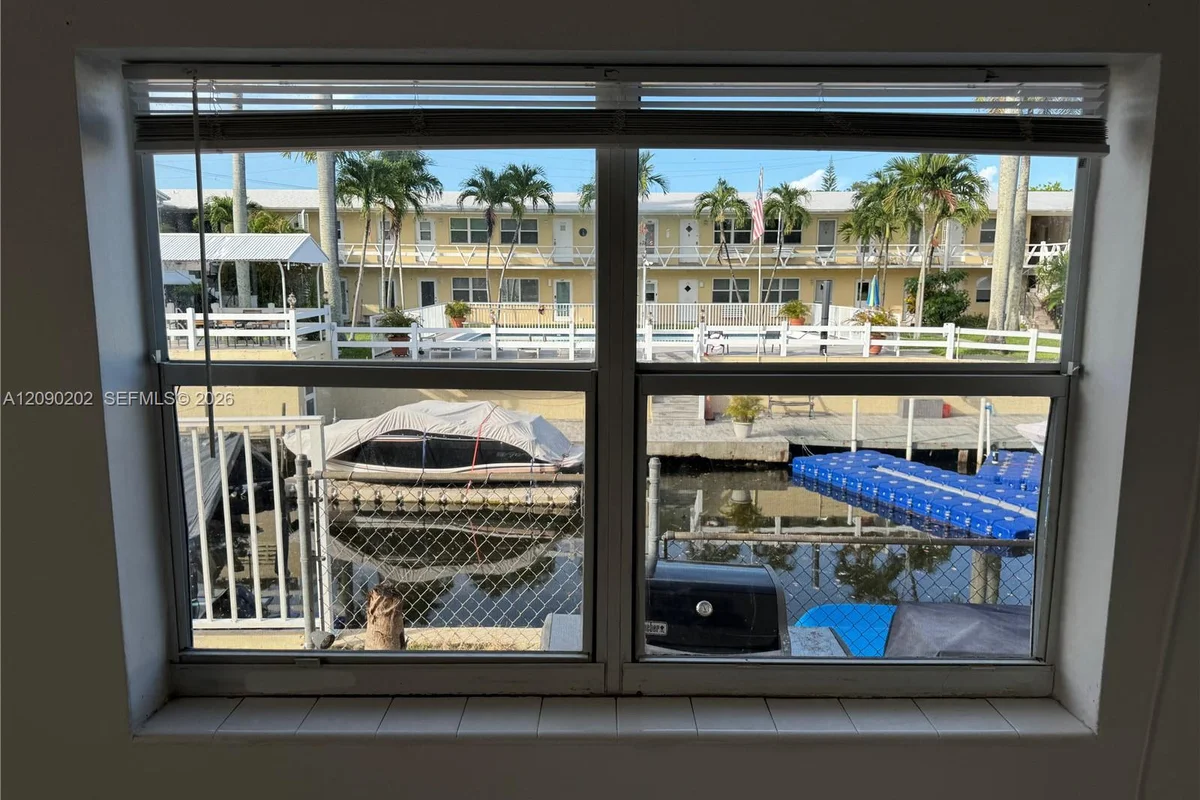 1765 Venice Ln #4E, North Miami: photo 1 of 43