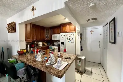 5201 NW 7th St #104, Miami: photo 1 of 7