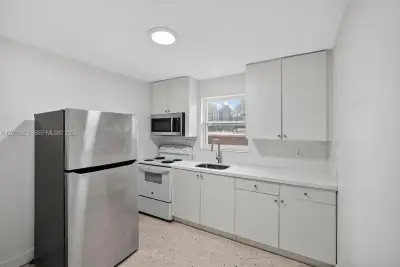 458 SW 9th St #2, Miami: photo 1 of 15