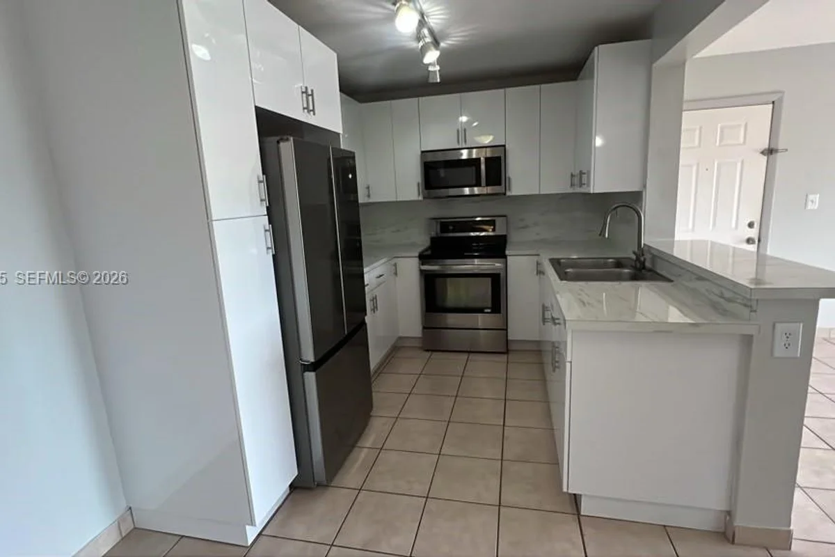 200 W Palm Cir W #104, Pembroke Pines: photo 1 of 18
