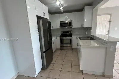 200 W Palm Cir W #104, Pembroke Pines: photo 1 of 18