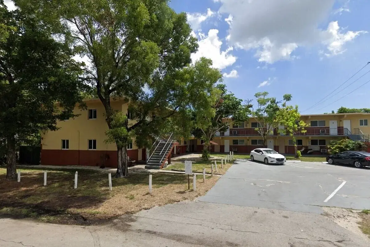 700 NW 10th Ter #10, Fort Lauderdale: photo 1 of 9