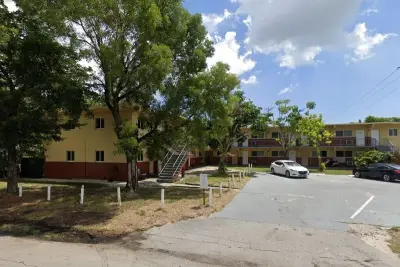 700 NW 10th Ter #10, Fort Lauderdale: photo 1 of 9