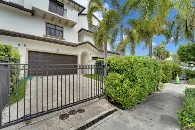 105 Isle Of Venice Dr, Fort Lauderdale: photo 1 of 44