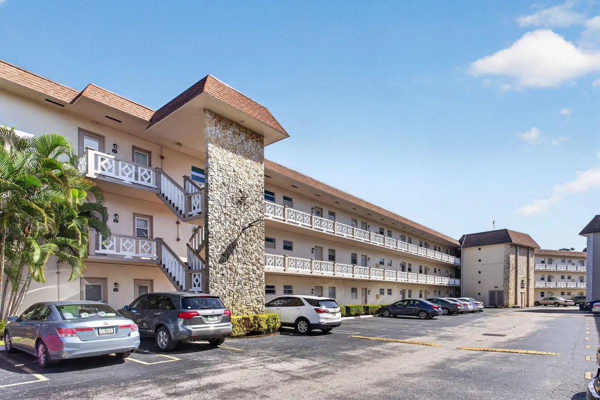 5181 W Oakland Park Blvd #104, Lauderdale Lakes: photo 1 of 32