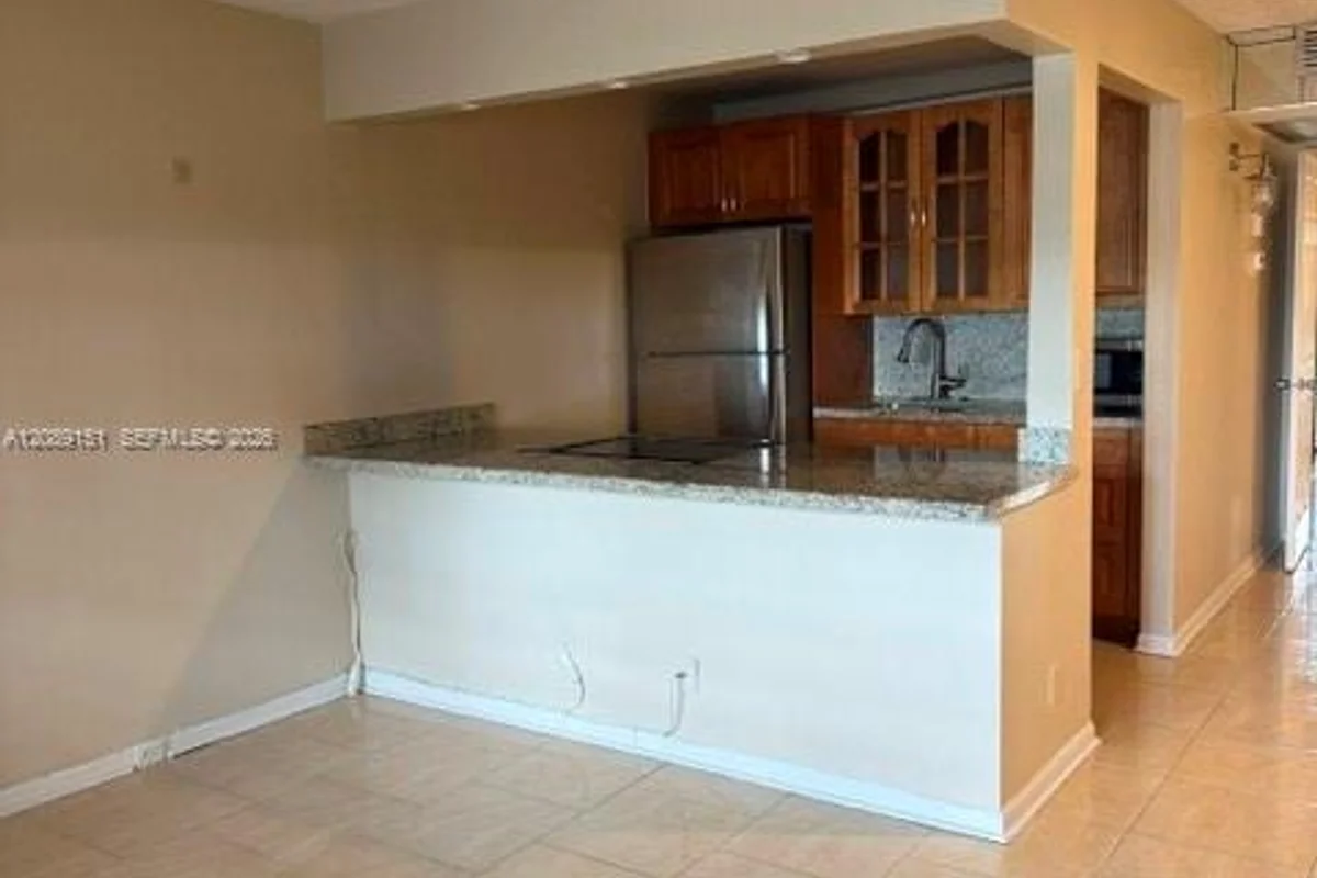 Condo in Pembroke Pines: photo 1 of 13