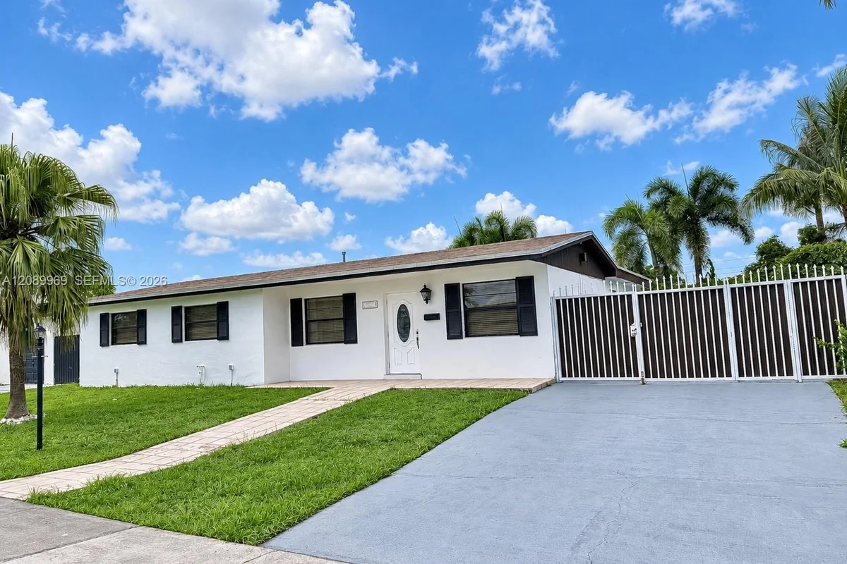18310 NW 85th Ave, Hialeah: photo 1 of 13