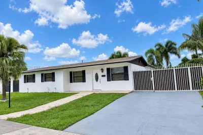 18310 NW 85th Ave, Hialeah: photo 1 of 13
