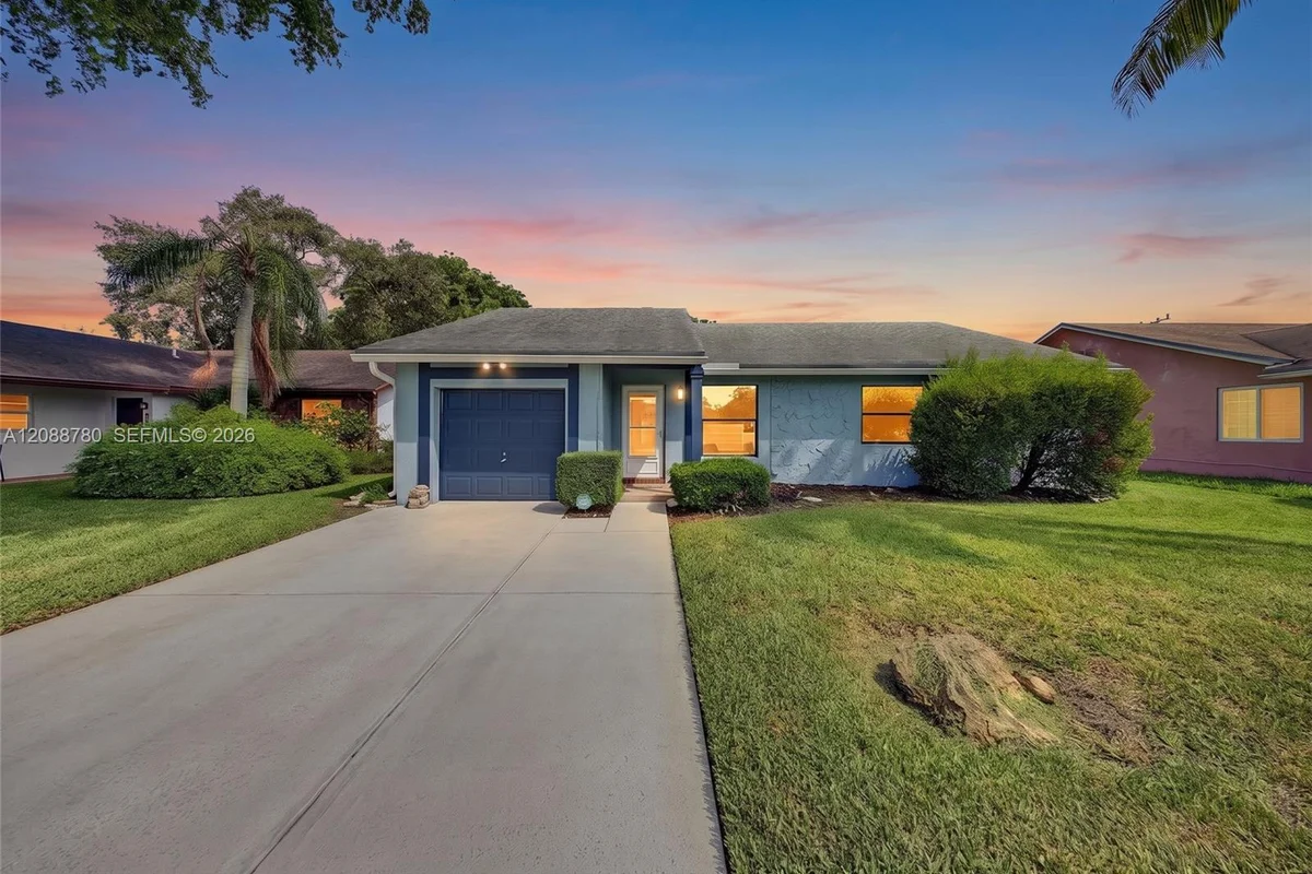 8405 SW 19th St, North Lauderdale: photo 1 of 19