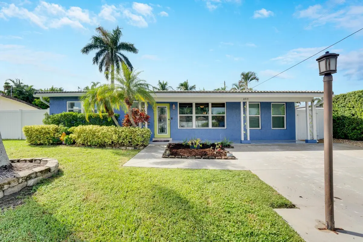 2210 NE 51st St, Lighthouse Point: photo 1 of 25