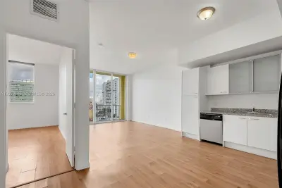 1350 NW 8th Ct #B-7, Miami: photo 1 of 20