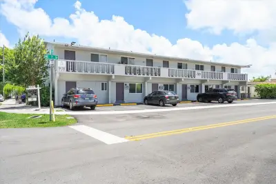 720 NE 7th St #8, Hallandale Beach: photo 1 of 32