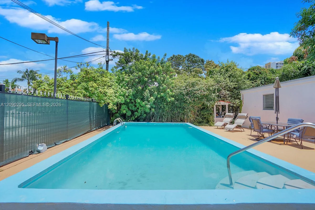 975 SW 10th St #3, Miami: photo 1 of 14