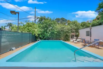 975 SW 10th St #3, Miami: photo 1 of 14