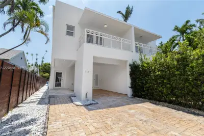3167 Indiana St, Miami: photo 1 of 45