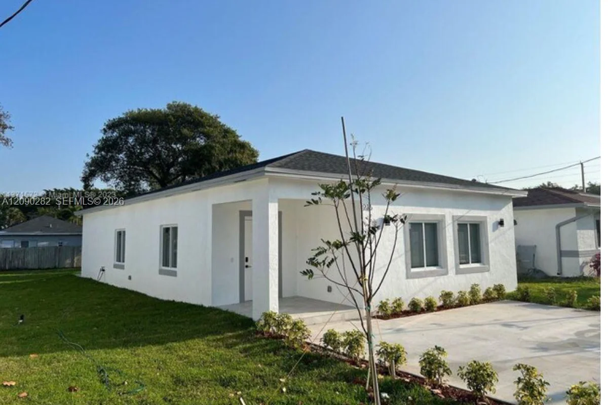 216 NW 9th St, Hallandale Beach: photo 1 of 20