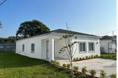 216 NW 9th St, Hallandale Beach: photo 1 of 20