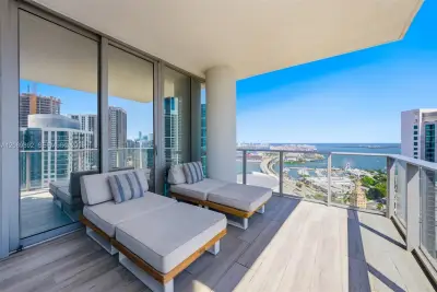 851 NE 1st Ave #3711, Miami: photo 1 of 40