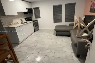 2020 Washington St #4, Hollywood: photo 1 of 10