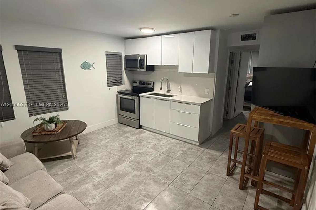 2020 Washington St #3, Hollywood: photo 1 of 11